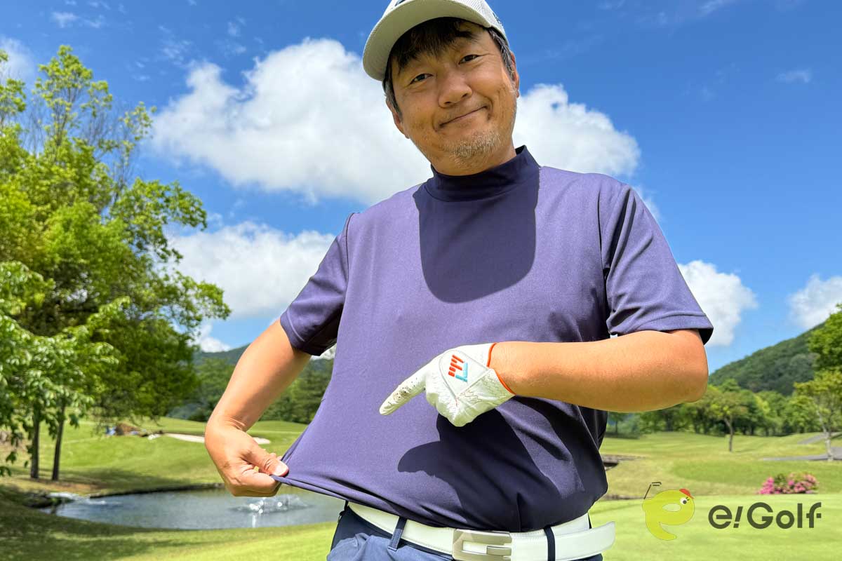 ウエアにロゴなどは入っていないシンプルなデザイン。ストレッチも効いているのでスイングの動きを妨げることもない