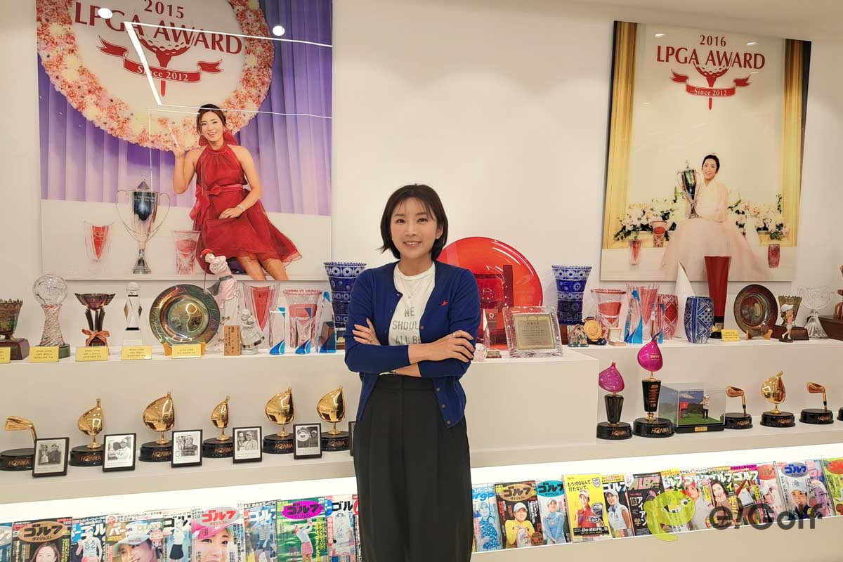 事務所内にはコレまでの功績を称える様々な展示がされている。中には表紙を飾った日本のゴルフ雑誌もあった