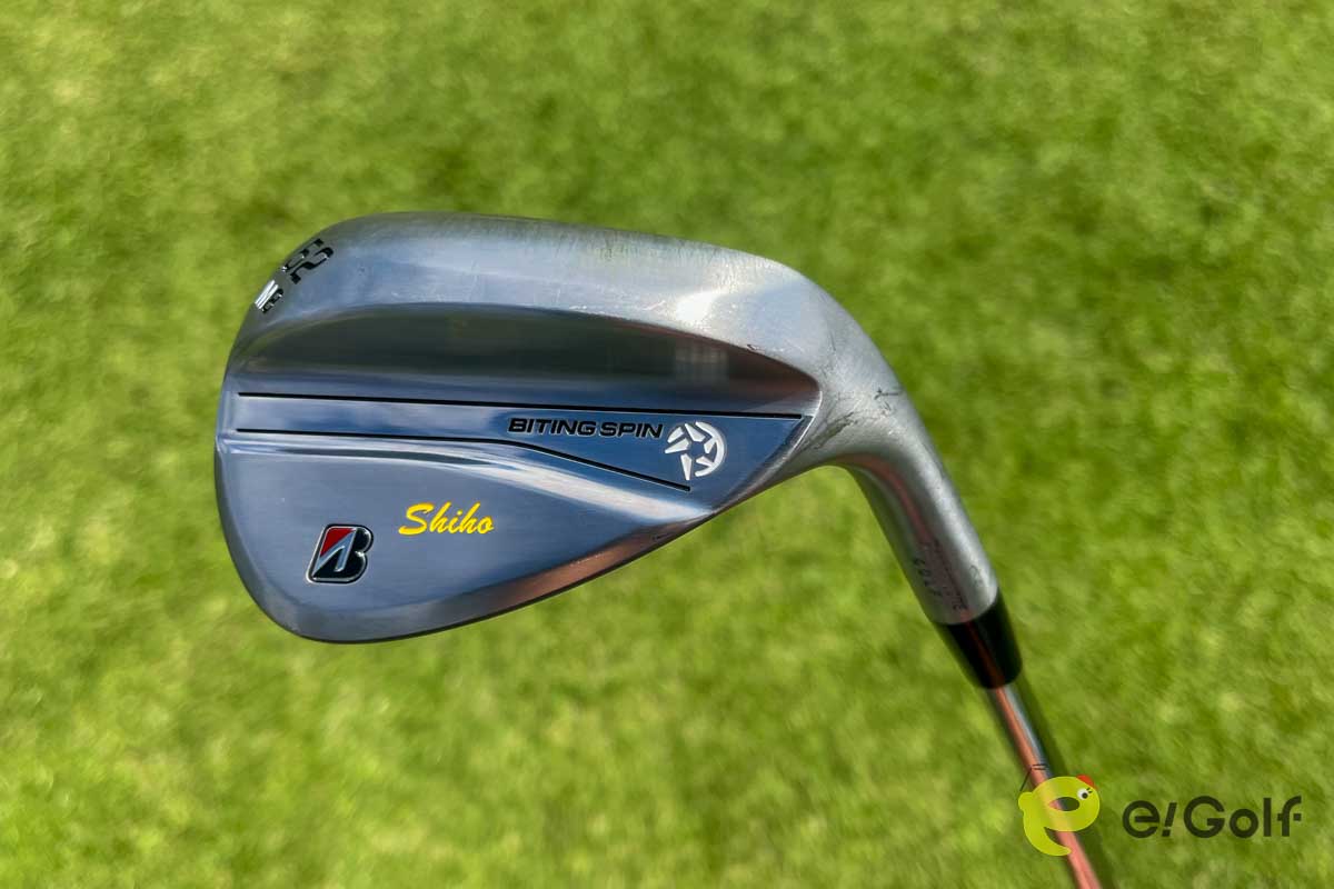桑木志帆のウェッジ。バックフェース中央部に「BITING SPIN」の刻印が見られます