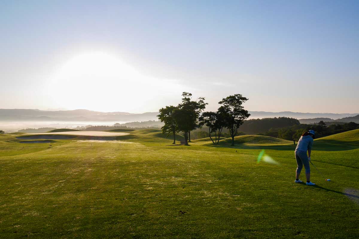 日が昇り切らない時間帯は、陰影が出てゴルフ場の最も美しい姿が見られる　写真：AC