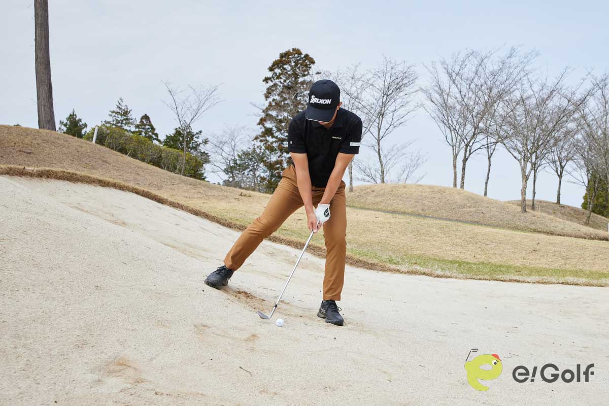 フェースを1時の向きに開き、真ん中よりもやや左足寄りにボールをセット。左足に重心を乗せてクローズスタンスで構えよう。右肩に担ぐようにバックスイングして、低いフォローを出せばOK。傾斜なりにヘッドが動き、フワっと球を上げることができる
