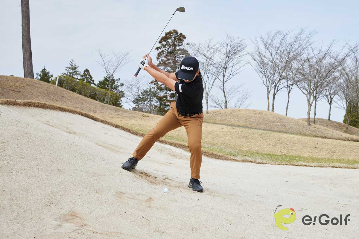 フェースを1時の向きに開き、真ん中よりもやや左足寄りにボールをセット。左足に重心を乗せてクローズスタンスで構えよう。右肩に担ぐようにバックスイングして、低いフォローを出せばOK。傾斜なりにヘッドが動き、フワっと球を上げることができる