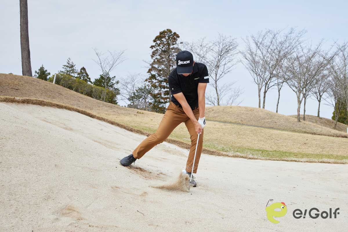 フェースを1時の向きに開き、真ん中よりもやや左足寄りにボールをセット。左足に重心を乗せてクローズスタンスで構えよう。右肩に担ぐようにバックスイングして、低いフォローを出せばOK。傾斜なりにヘッドが動き、フワっと球を上げることができる