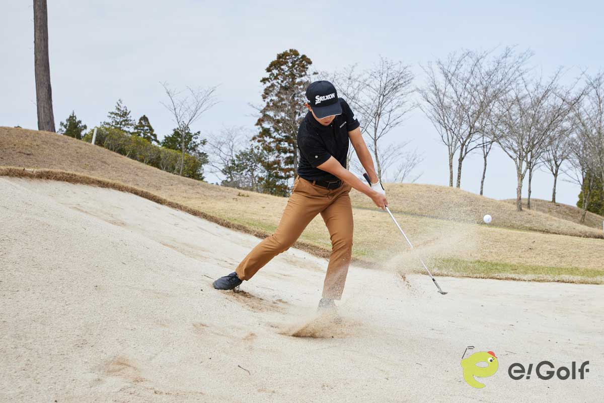 フェースを1時の向きに開き、真ん中よりもやや左足寄りにボールをセット。左足に重心を乗せてクローズスタンスで構えよう。右肩に担ぐようにバックスイングして、低いフォローを出せばOK。傾斜なりにヘッドが動き、フワっと球を上げることができる