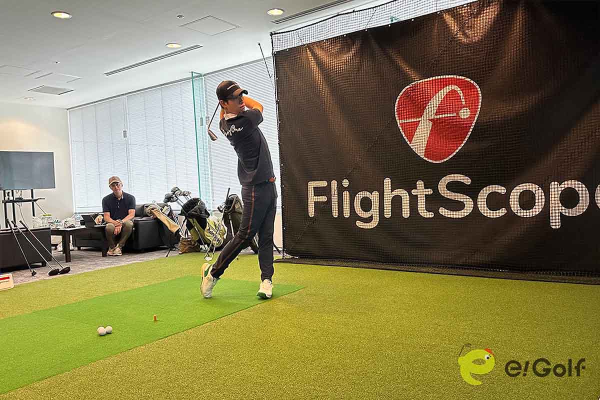 「ブループリントS」を試打するルイゴルフさん