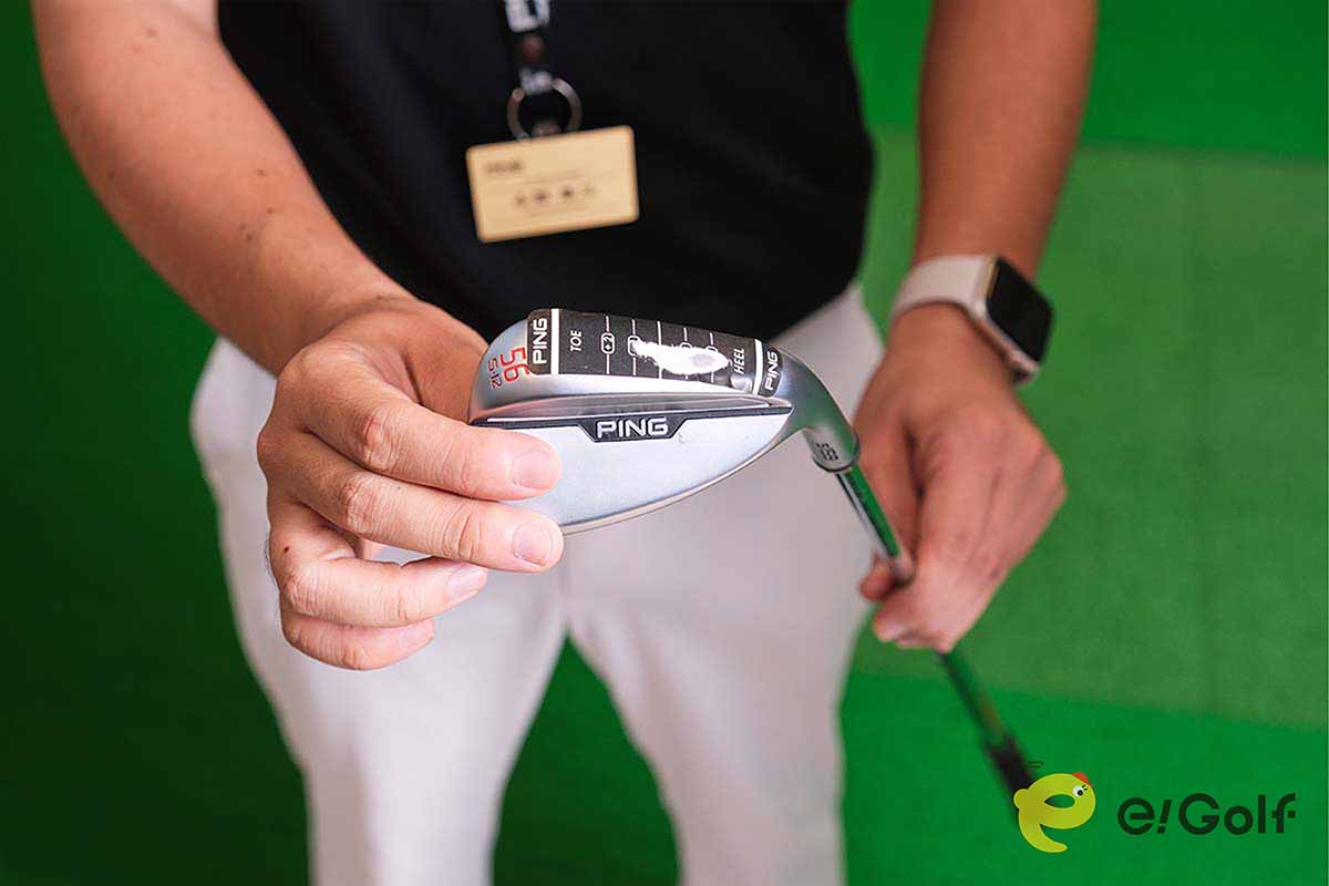 ソールにシールを貼って、地面との当たり方をチェック