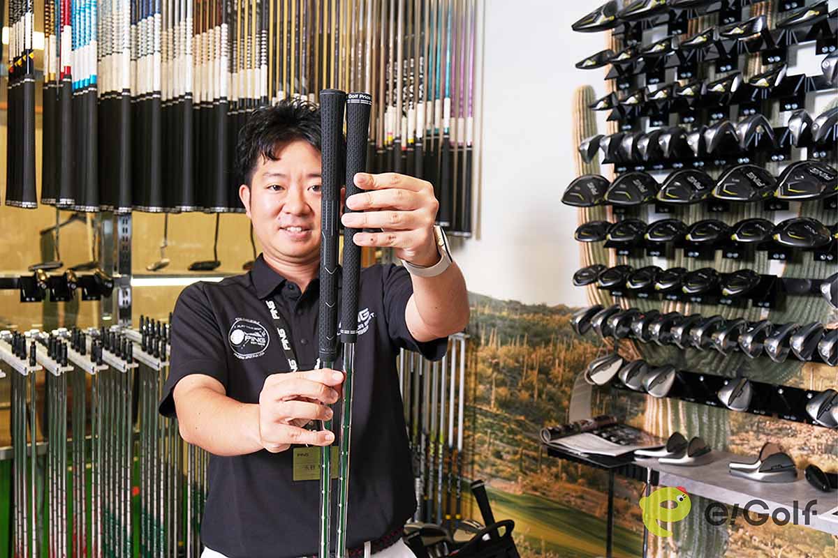 写真左がPINGのウェッジ専用グリップ