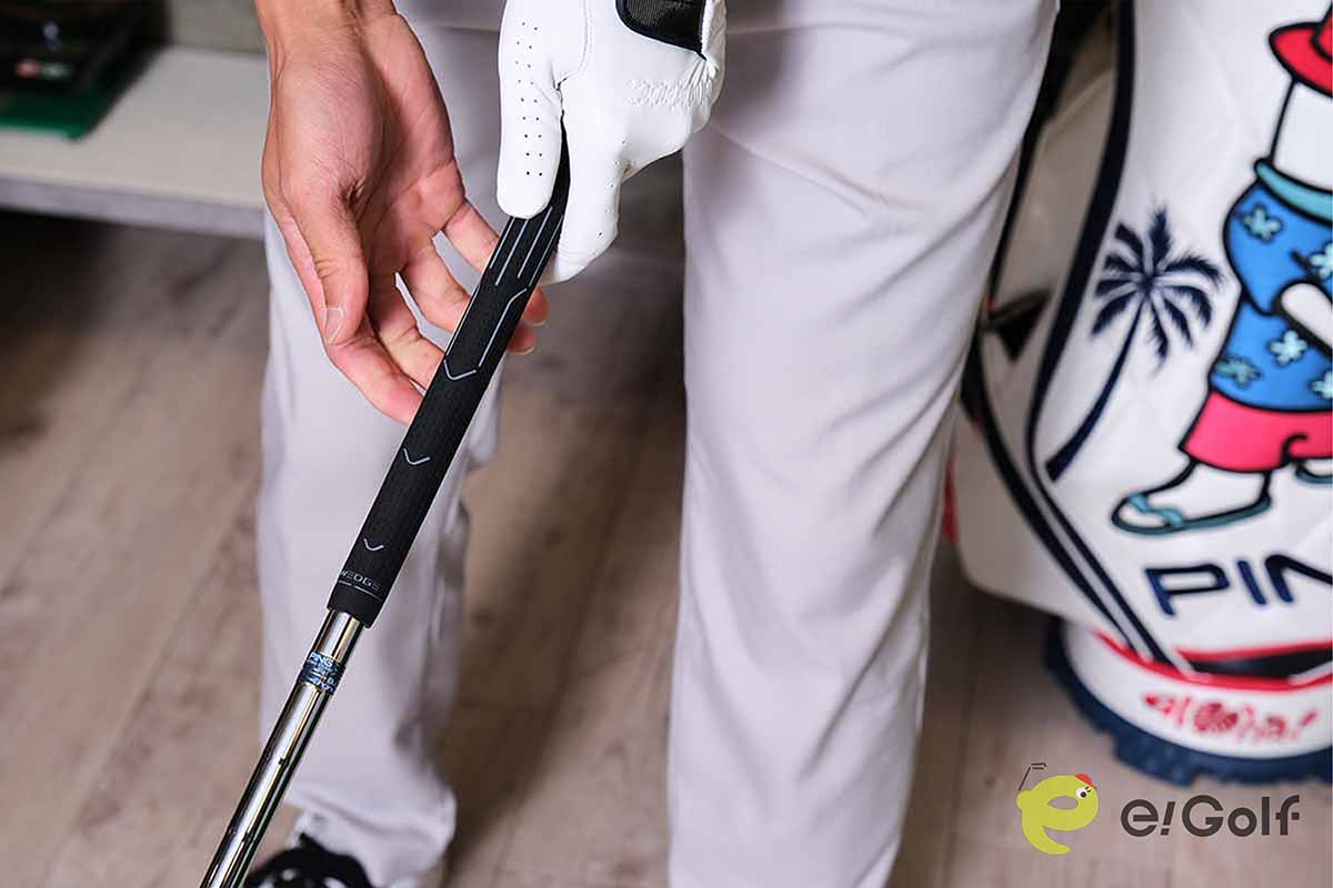 ピンのウェッジ専用グリップ　グリップの上側にある白いガイドは親指を合わせる位置