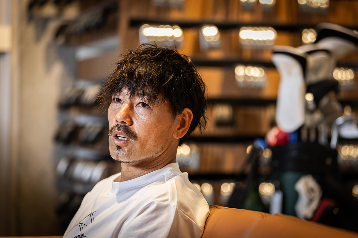 ゴルフはいかに自分に合ったクラブを使うかがとても大事だと聞いて、今はクラブを信じてプレーしているという[写真：角田慎太郎]
