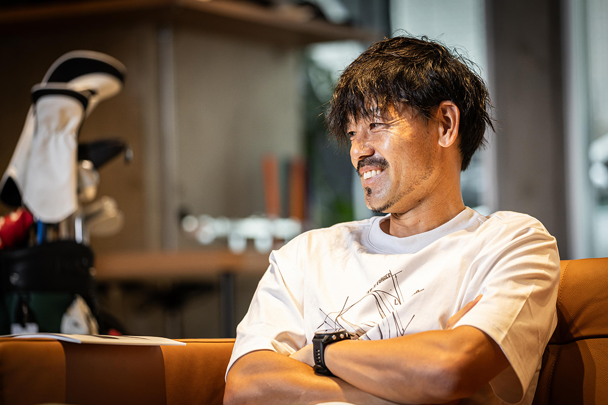 ゴルフはいかに自分に合ったクラブを使うかがとても大事だと聞いて、今はクラブを信じてプレーしているという[写真：角田慎太郎]