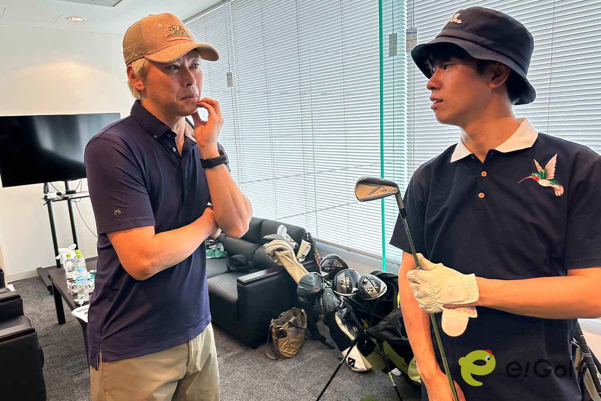 試打結果を話し合う鶴原弘高さん（左）とルイゴルフさん（右）