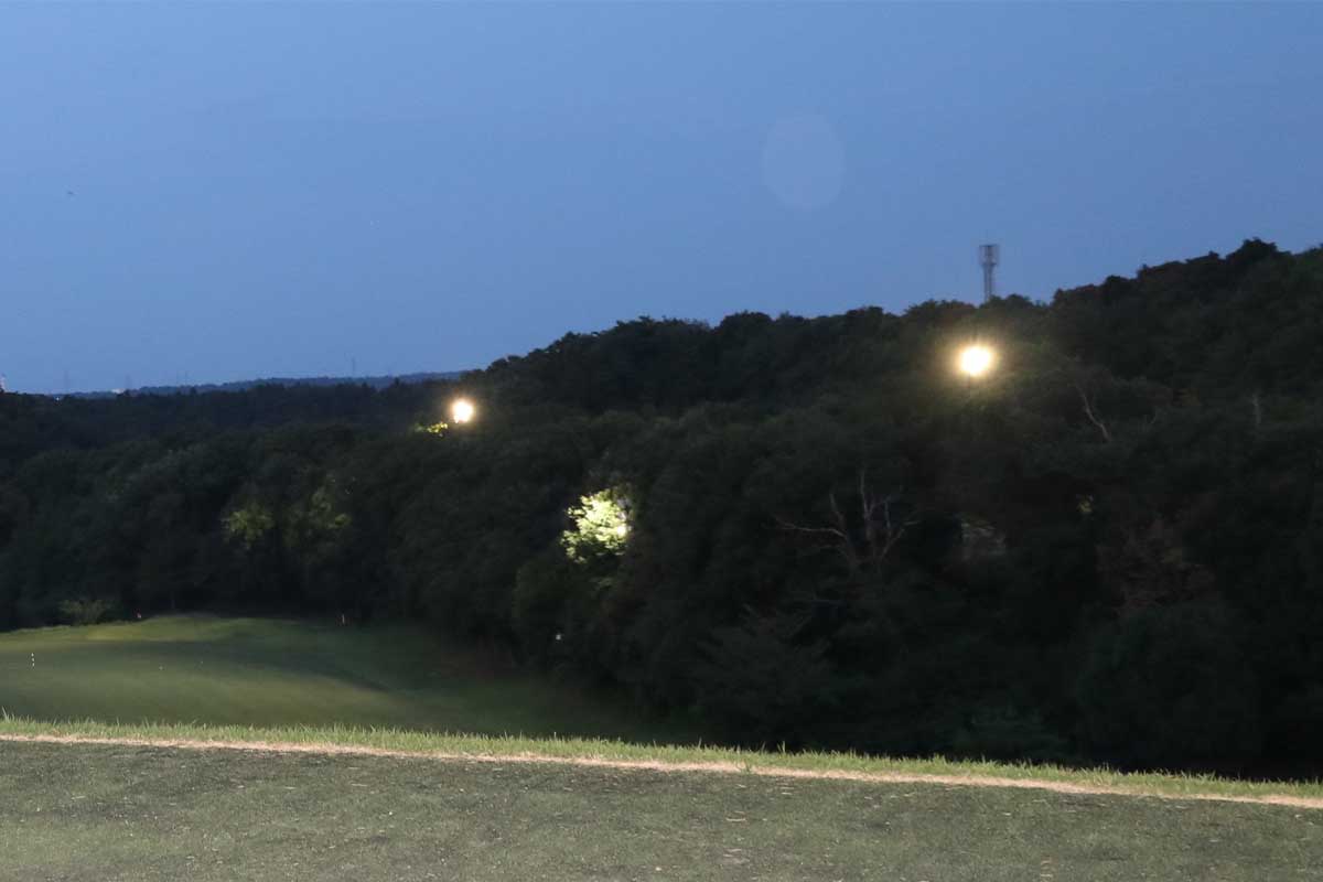 ムーンレイクゴルフクラブ市原コース。ナイター営業のゴルフ場は幻想的　写真：清流舎