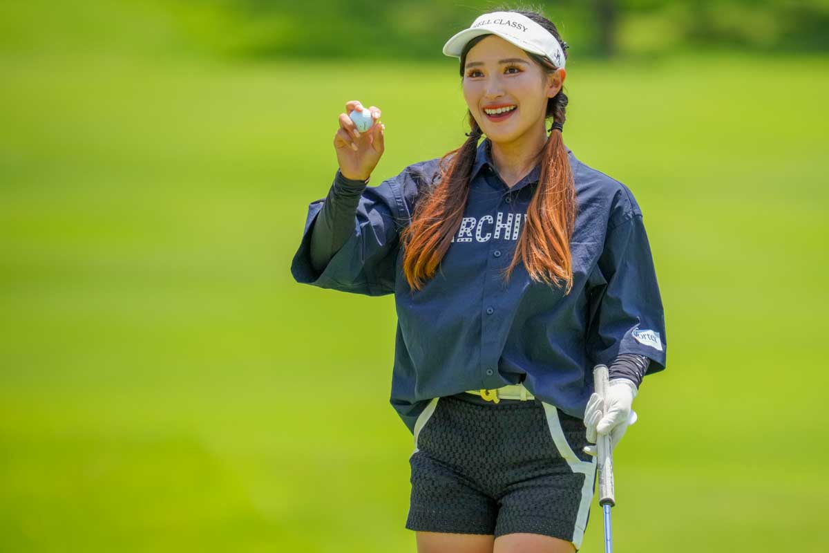 自らプロデュースするブランドのメンズSサイズを上手に着こなす臼井麗香　写真：Getty Images