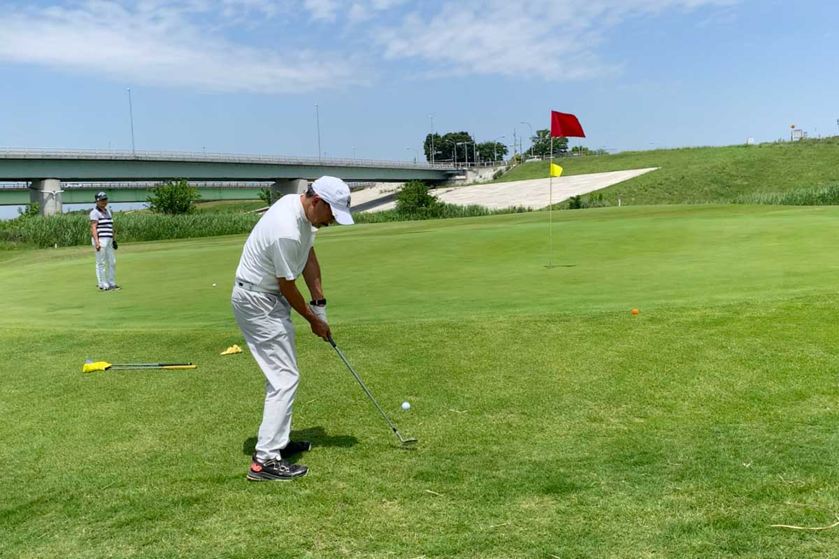 自分より飛距離やキャリア、腕前が下のゴルファーに対しても「ゴルフの難しさ」を知っている人は自説を押しつけない