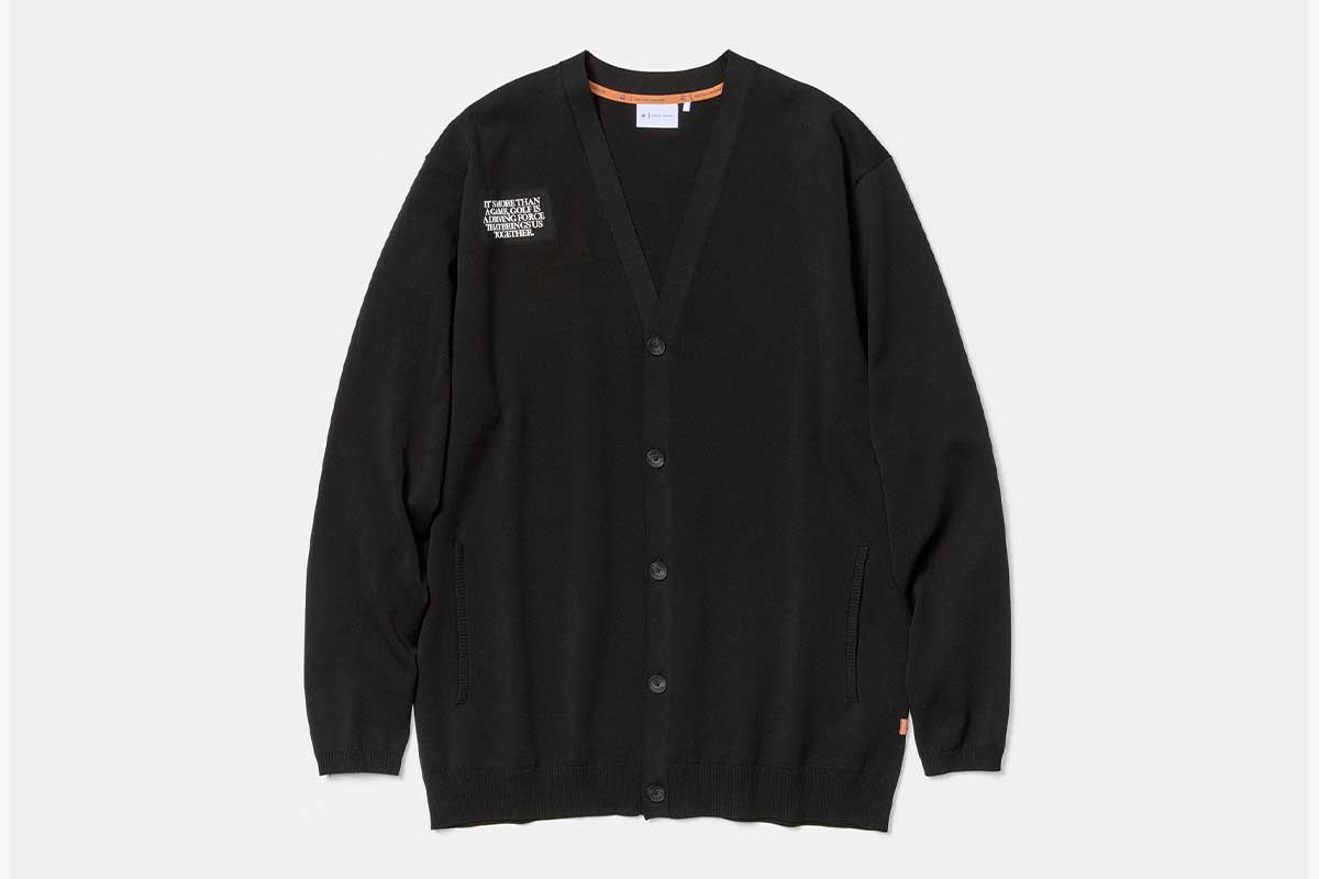 Vネックカーディガン　2万2000円（税込み）