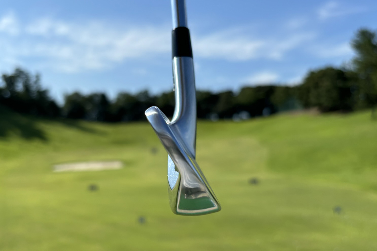 ブリヂストンの新作！軟鉄鍛造アイアン「242CB＋」