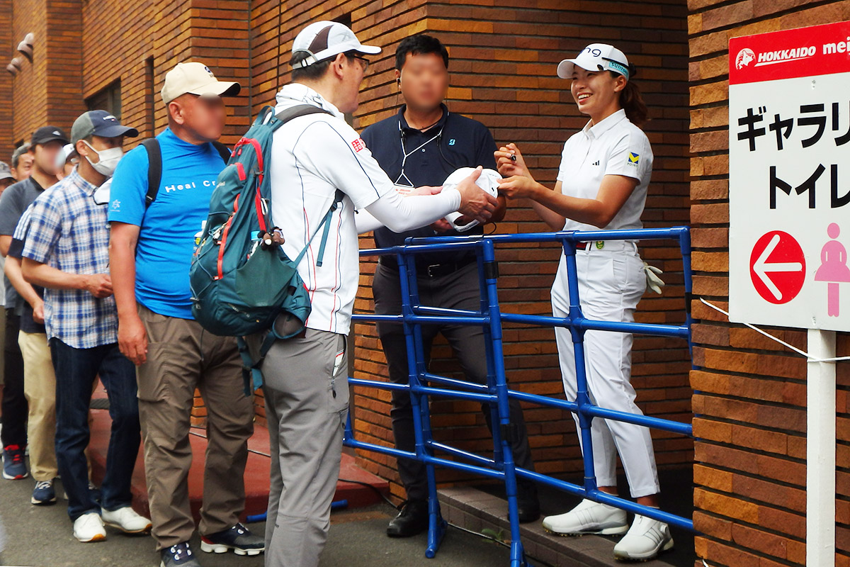 サインをする渋野日向子