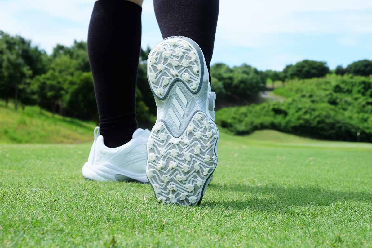 シューズが全く滑らないので下半身を使ったスイングが自然にできる