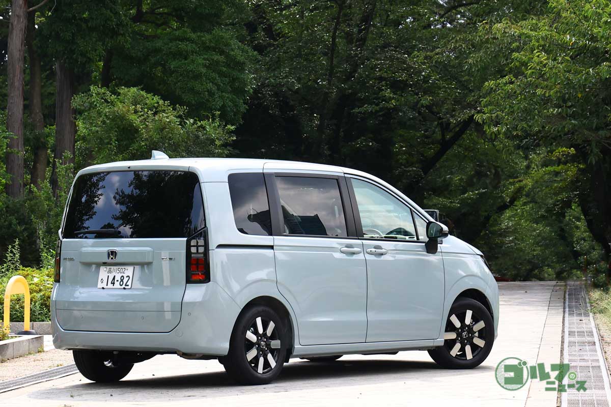 パワースライドドアを全車標準。駐車場で隣の車を気にせずに開閉できる