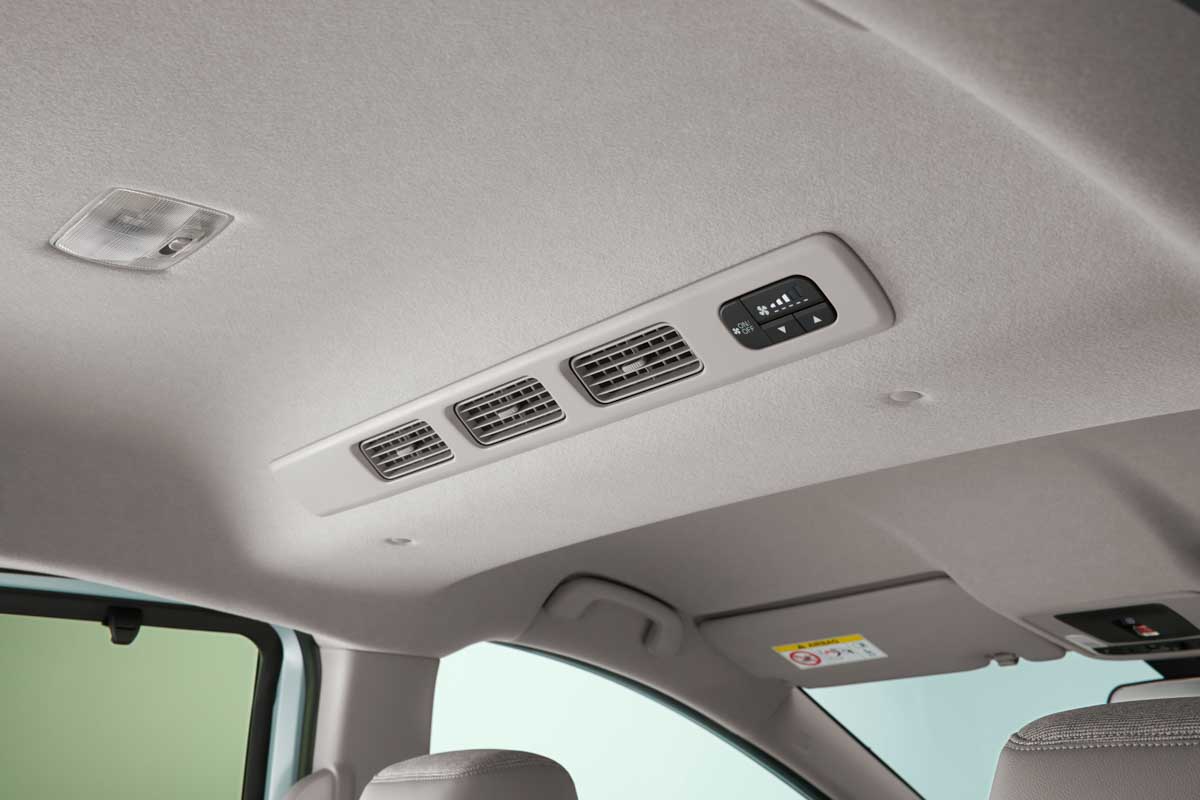 コンパクトミニバン初のリアクーラー。事前に設定したスマホからも操作可能