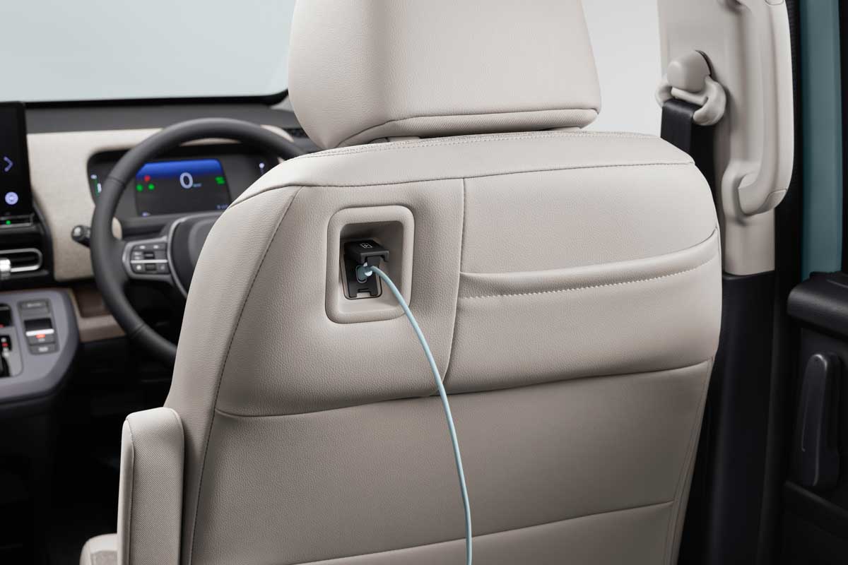 運転席と助手席のシートバックにUSBチャージャー（Type-C）を設定している