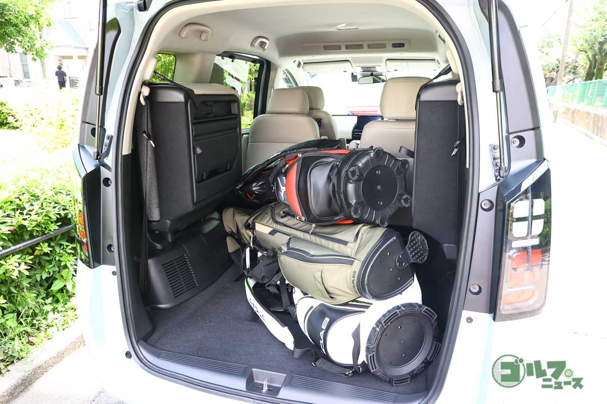 写真は6人乗りモデル。3人乗車+ゴルフバッグは余裕でこなす
