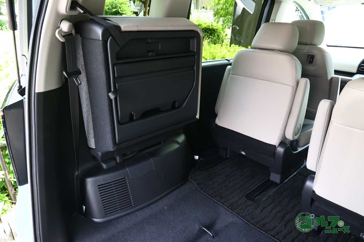 写真は6人乗りモデル。3人乗車+ゴルフバッグは余裕でこなす