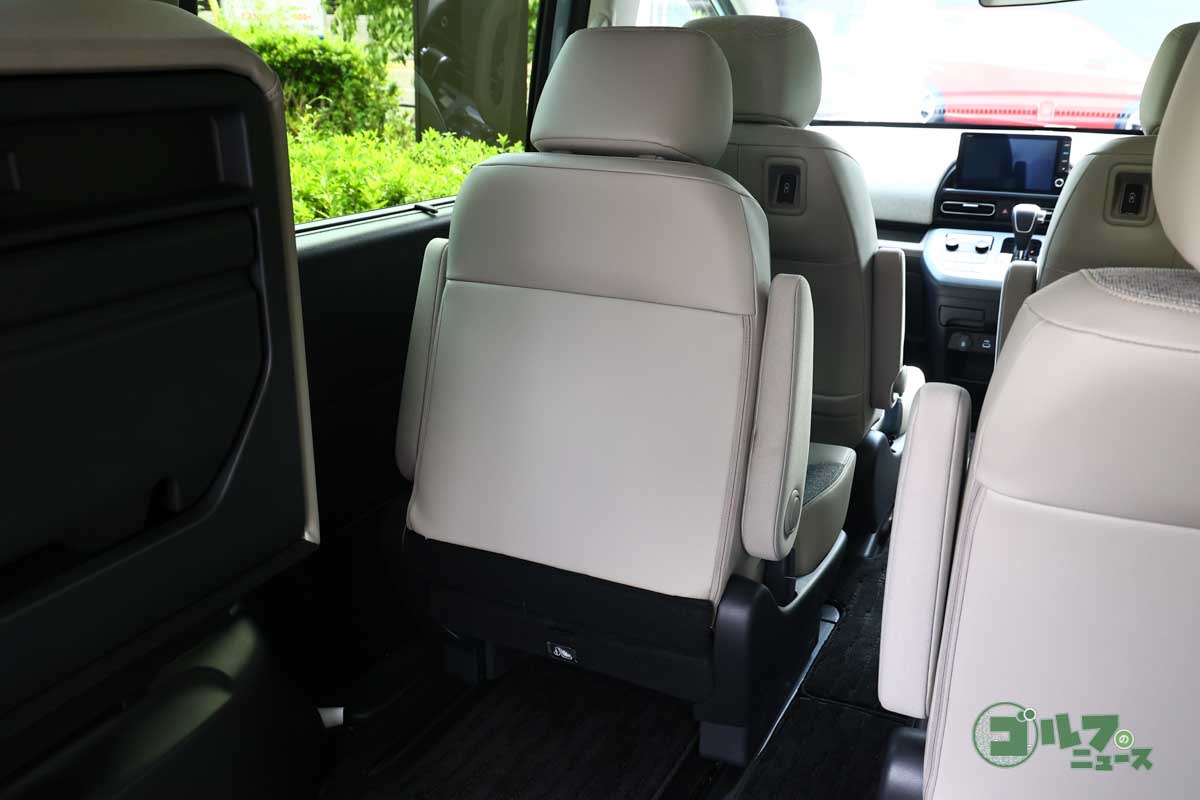 写真は6人乗りモデル。3人乗車+ゴルフバッグは余裕でこなす