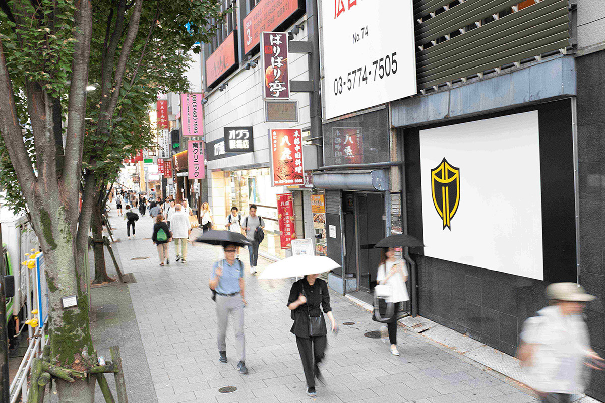 東京・渋谷に現れた謎の「盾」がプリントされたポスター　写真：PGAツアー提供