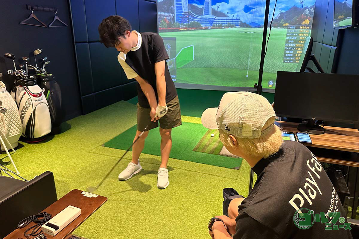 試打した感想を話し合うルイゴルフさん（左）と鶴原さん（右）