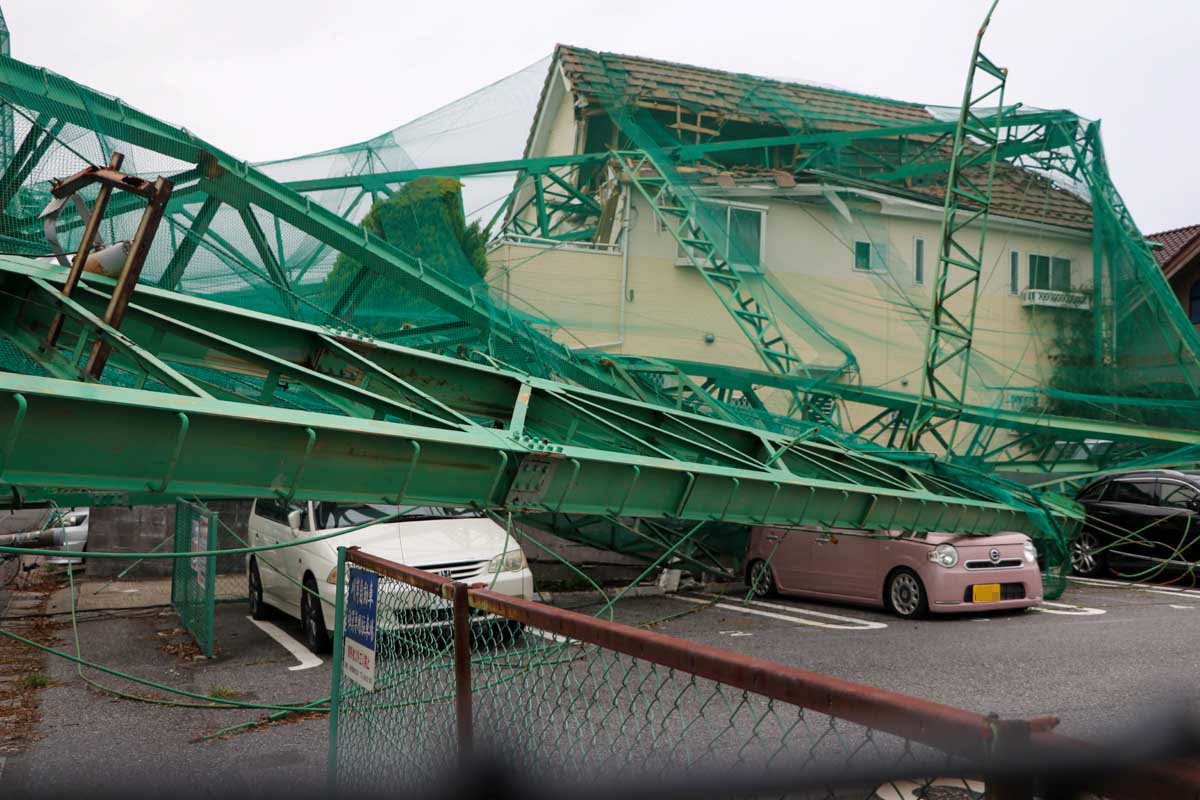 市原ゴルフガーデン脇の駐車場に止められた車のボンネットには鉄柱がめり込んでいた　写真：清流舎