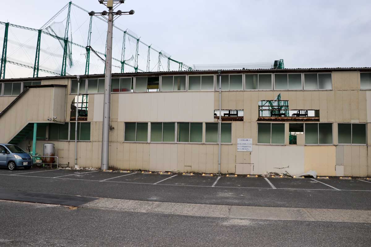 鉄柱倒壊直後の市原ゴルフガーデン。練習打席の壁もところどころ強風で吹き飛ばされていた　写真：清流舎