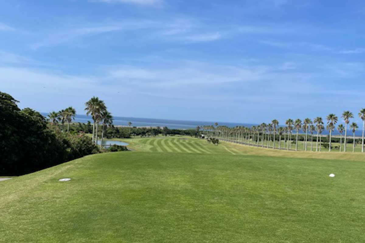 「まさに日本のハワイです！」と前田氏が絶賛する館山CC。自販機やハウス内で購入できるドリンク類（アルコールを除く）もほとんどが160円という良心的な価格　　写真提供：加賀屋ゴルフ