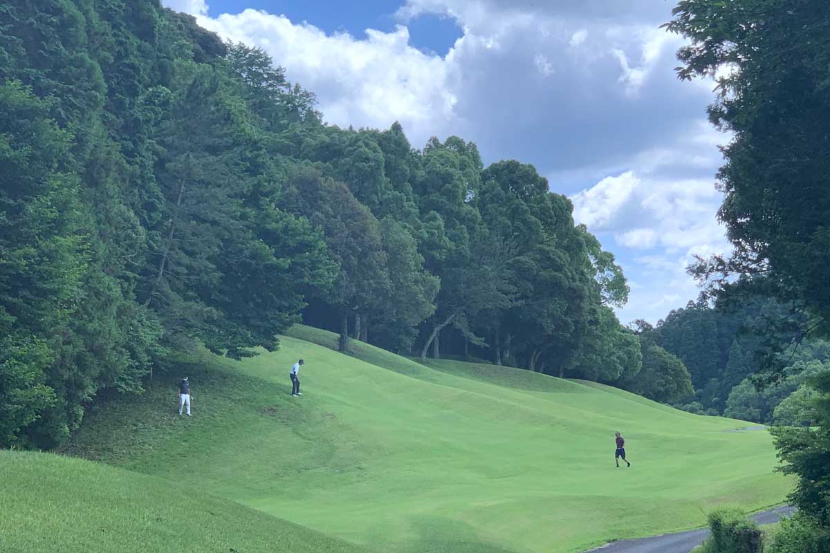 声掛けもなく隣のホールからボールを探しに来るなど「悪マナー」にはキリがないが、マナー遵守ゴルファー同士の議論ばかりでは改善できない