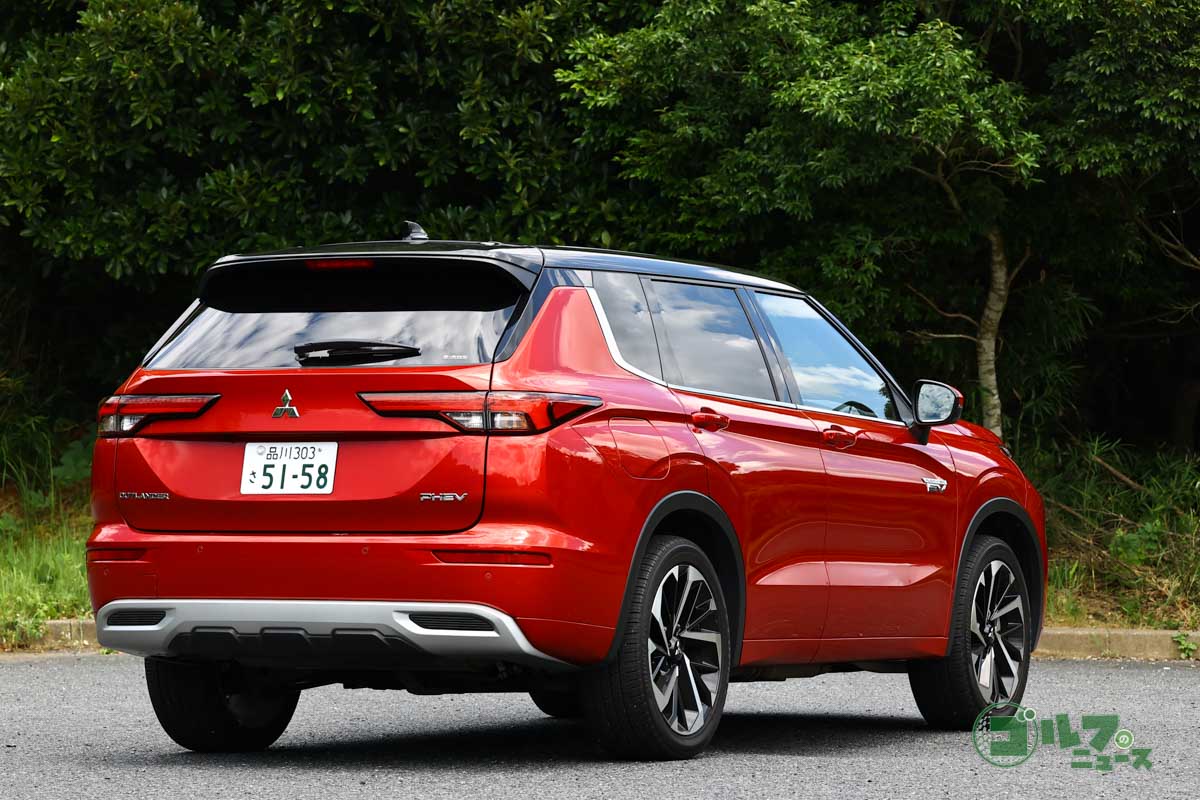 塊から削り出したようなフォルムが重厚感を演出する