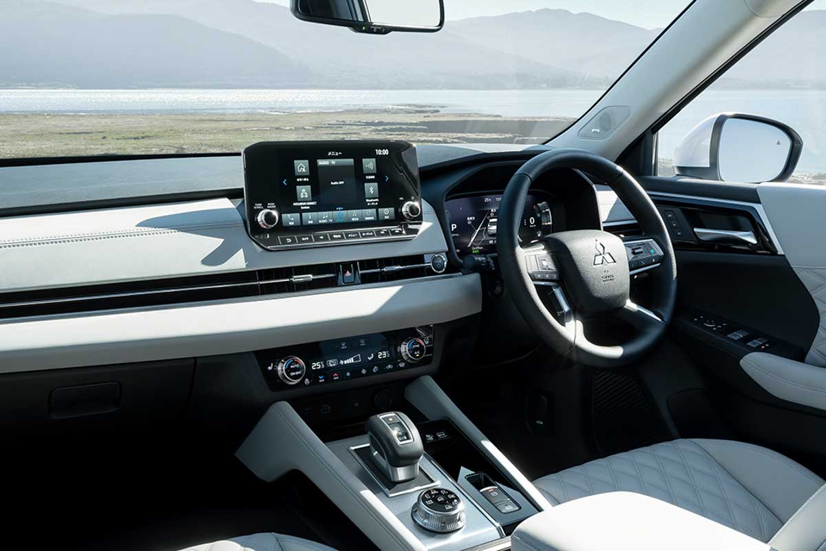 水平基調のインパネは開放感がある。操作系の質感は高い