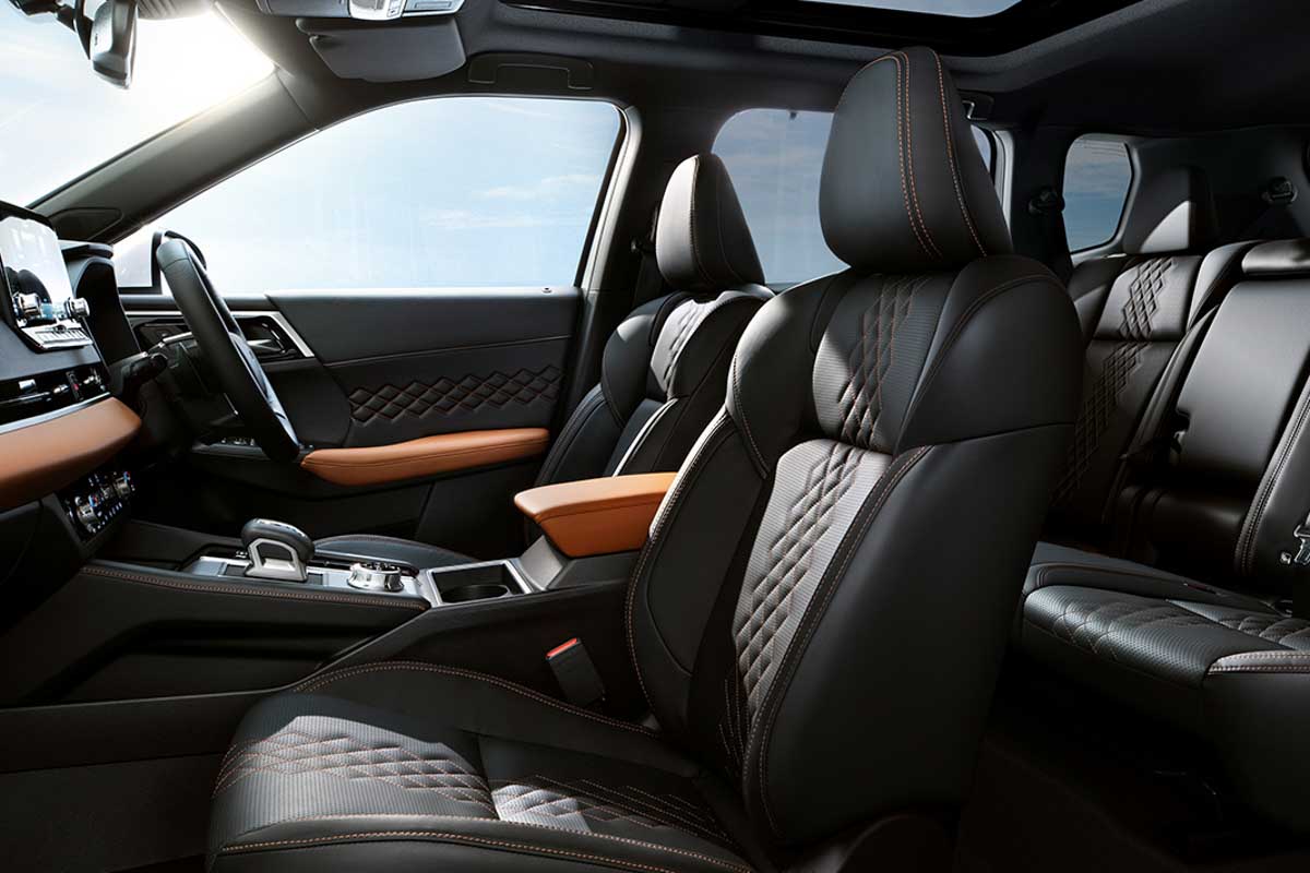 インテリアは静粛性の高く広々として。ゆったりくつろげる