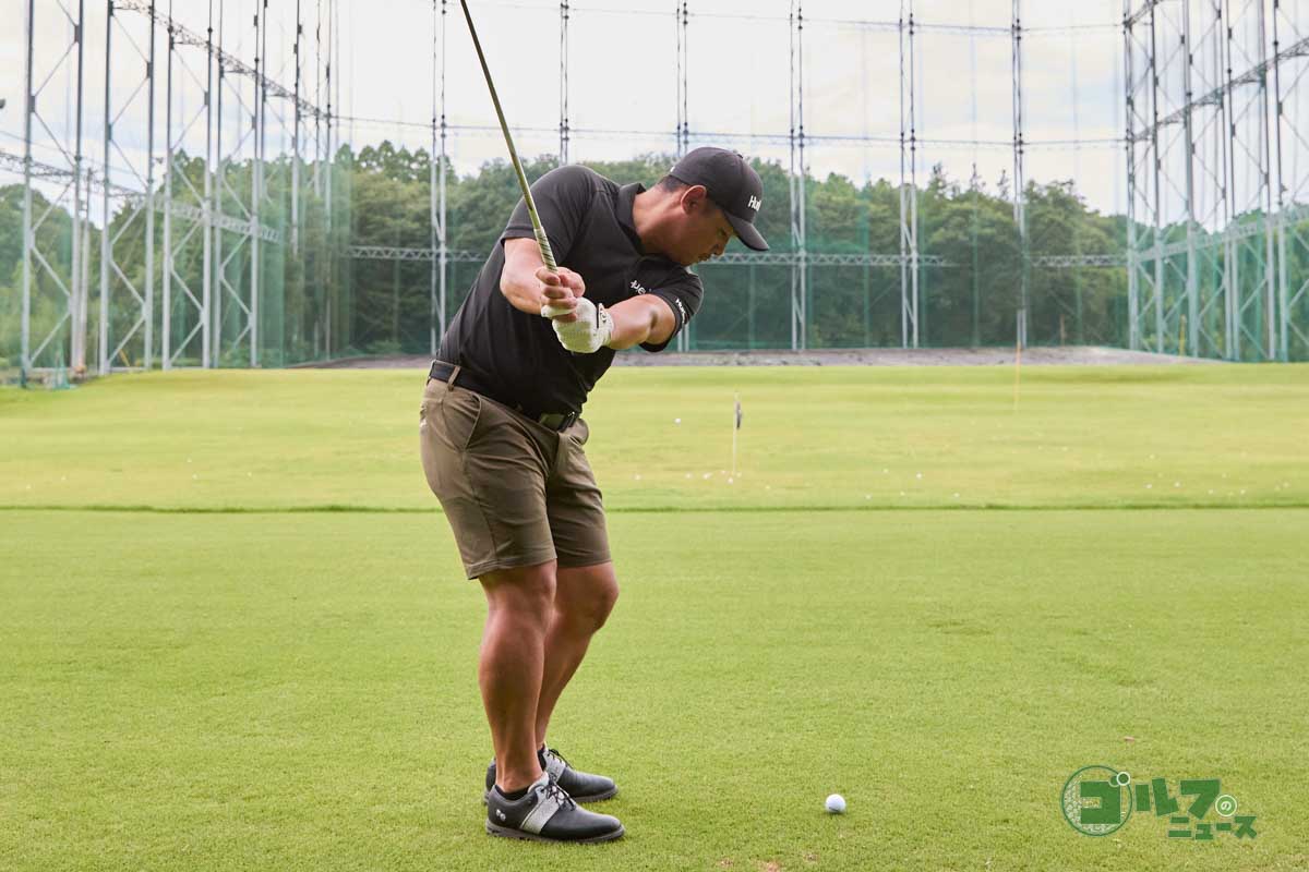 ボールを3、4個セットしてアドレス。歩きながら1個ずつボールを打っていこう。歩くリズムでスイングしていると手打ちスイングが解消される