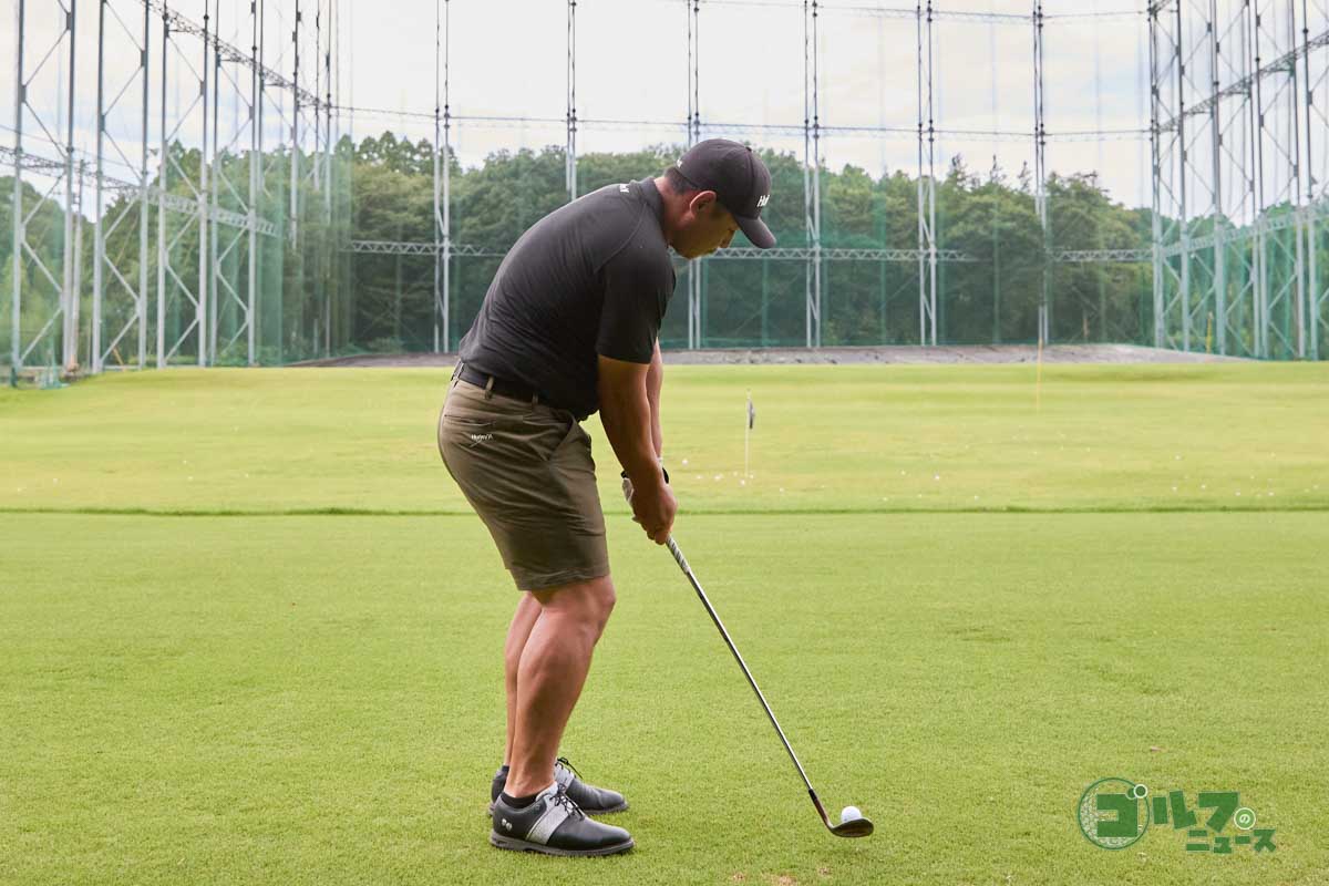 ボールを3、4個セットしてアドレス。歩きながら1個ずつボールを打っていこう。歩くリズムでスイングしていると手打ちスイングが解消される