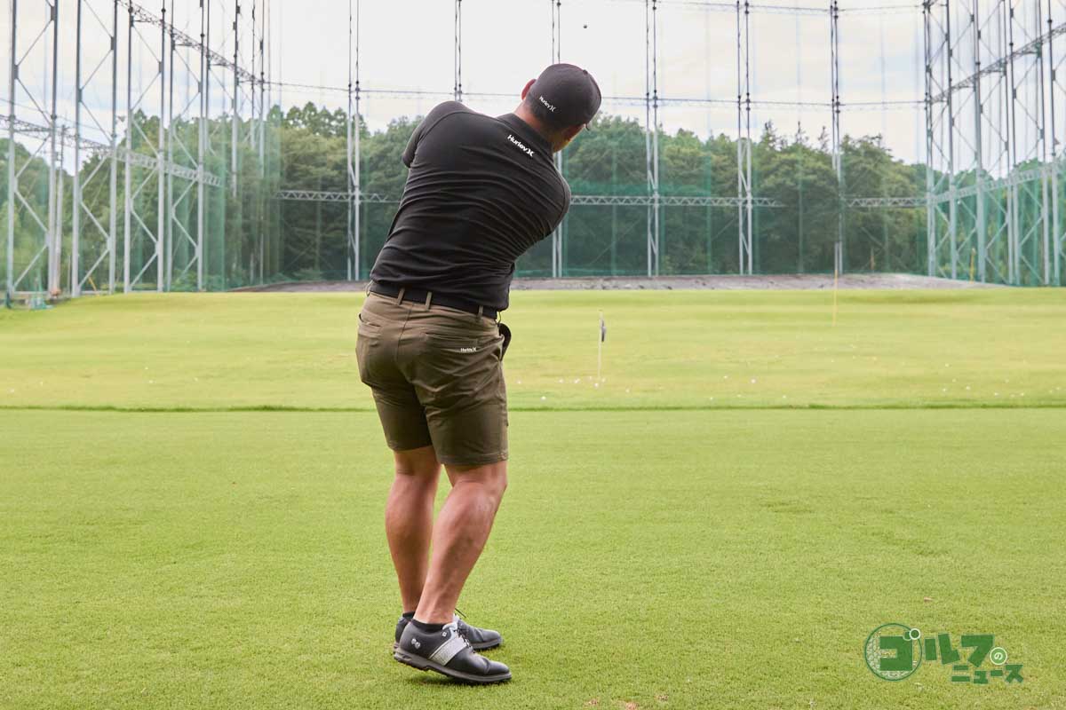 ボールを3、4個セットしてアドレス。歩きながら1個ずつボールを打っていこう。歩くリズムでスイングしていると手打ちスイングが解消される