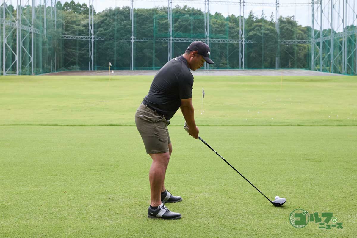 お尻を後ろに引く意識でスイングすると股関節がスムーズに動き、前傾姿勢をキープしやすくなる。この動きができれば、自然に地面反力を使うことができるようになって飛距離がアップする