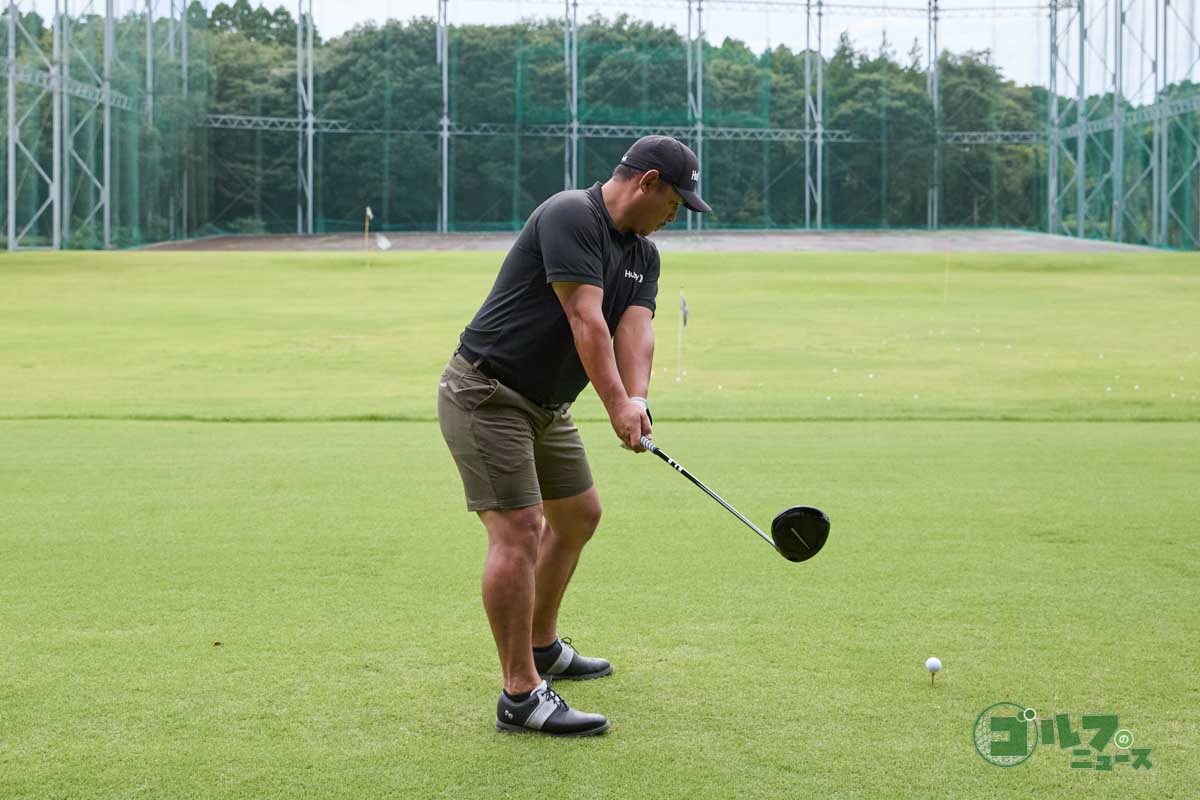 お尻を後ろに引く意識でスイングすると股関節がスムーズに動き、前傾姿勢をキープしやすくなる。この動きができれば、自然に地面反力を使うことができるようになって飛距離がアップする