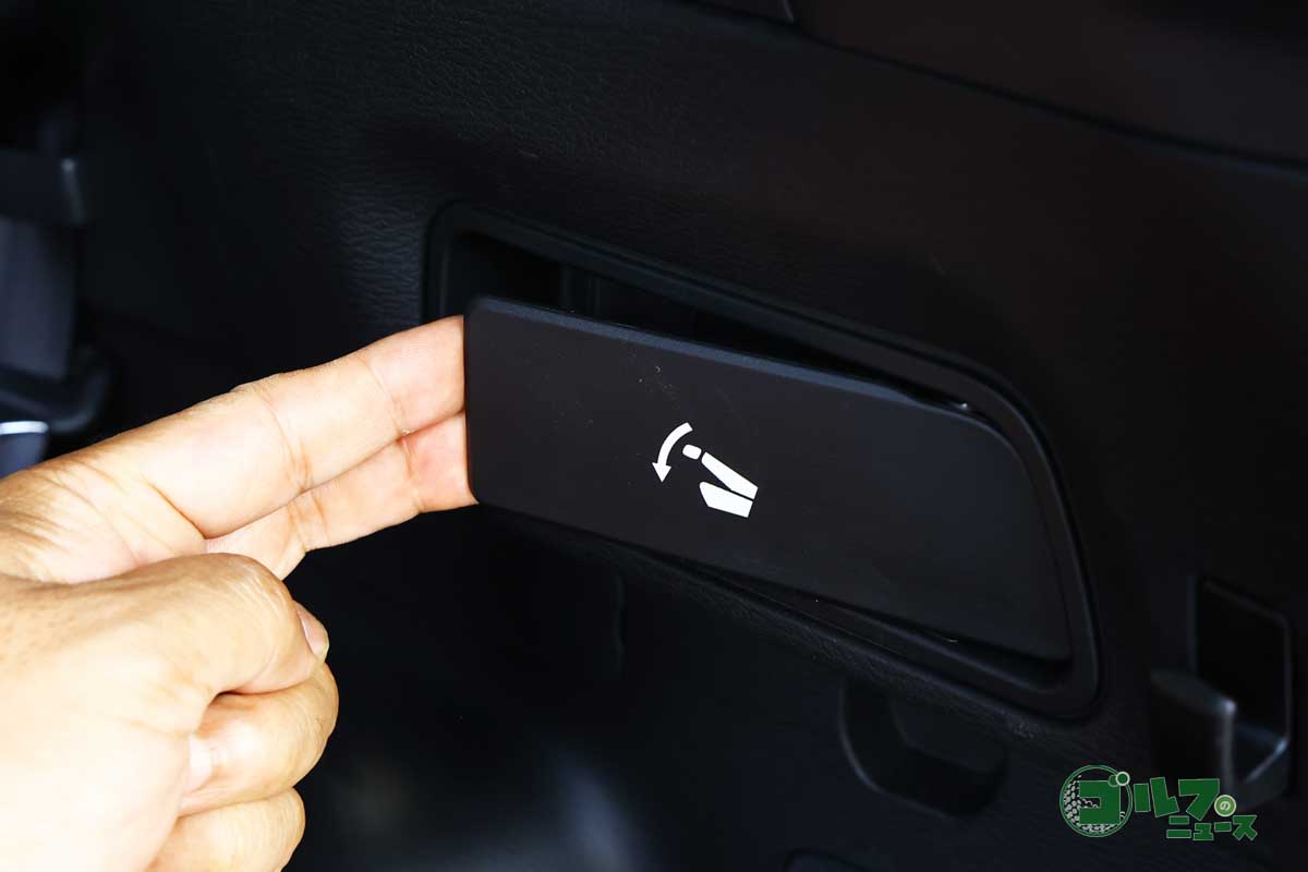 3列目シートはレバーを引くだけで背もたれがパタンと倒れる