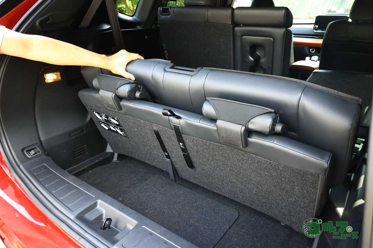 背もたれを折りたたんで座面ごと回転させて格納する。操作は簡単