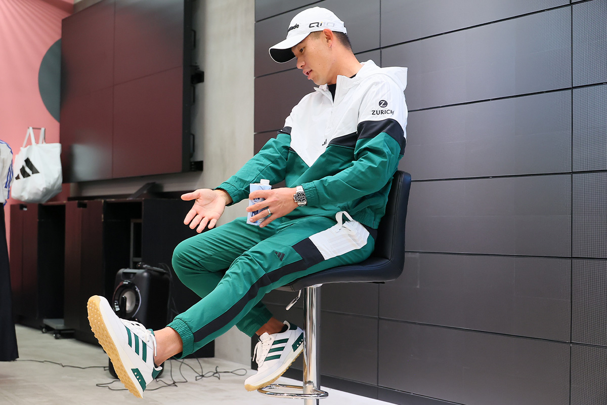 インタビューに応じるコリン・モリカワ