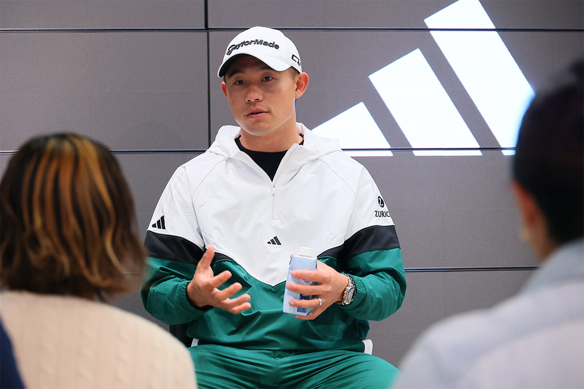 インタビューに応じるコリン・モリカワ