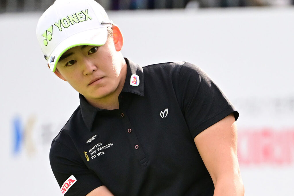 MBE 岩井明愛プロ着用　モックネック　サイズ2 まさかの3連続ボギー… 岩井明愛は序盤のミスが響き無念の2位終戦も