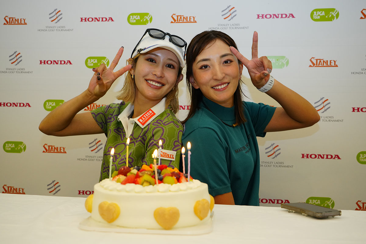 誕生日を迎えた脇元華（右）を祝福する試合後の金田久美子　写真：大会提供