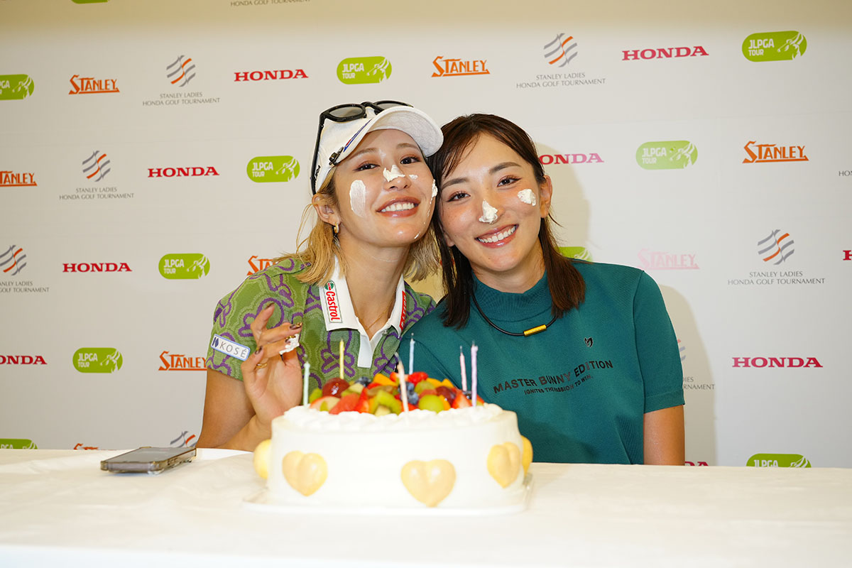 誕生日を迎えた脇元華（右）を祝福する試合後の金田久美子　写真：大会提供