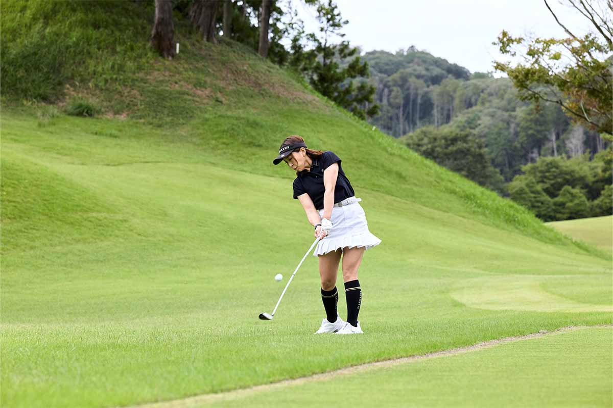 ユーティリティーをラフからテストする吉竹プロ[写真：岡崎健志]